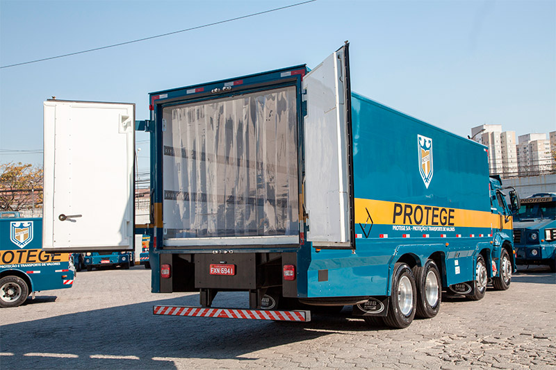 Caminhão Blindado e refrigerado para transporte de remédios e perecíveis valiosos, a manutenção deste tipo de equipamento deve ser realizado por um técnico em refrigeração.