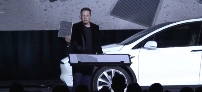 Elon musk comparando filtro do ar condicionado de um carro normal com o do Tesla.